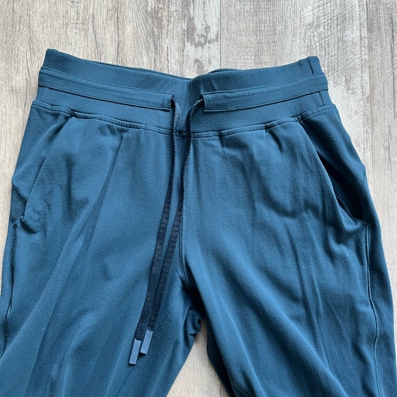 Lululemon ❤️🎄 jogger in Night Diver - Picture 3 of 7